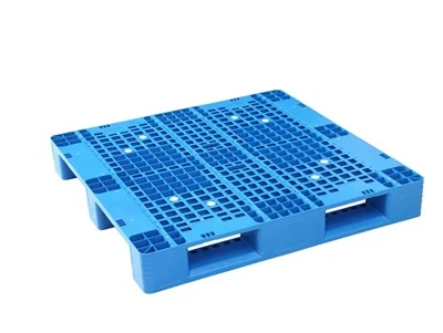 Stapelbare kunststof pallet met vier-invoer